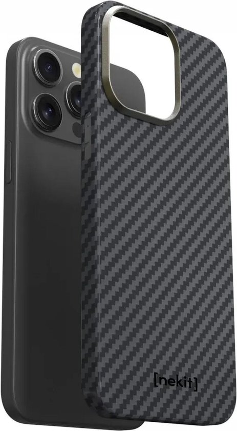 iPhone 14 Pro naast een grijs/zwart carbon fiber hoesje. De hoes is dun.