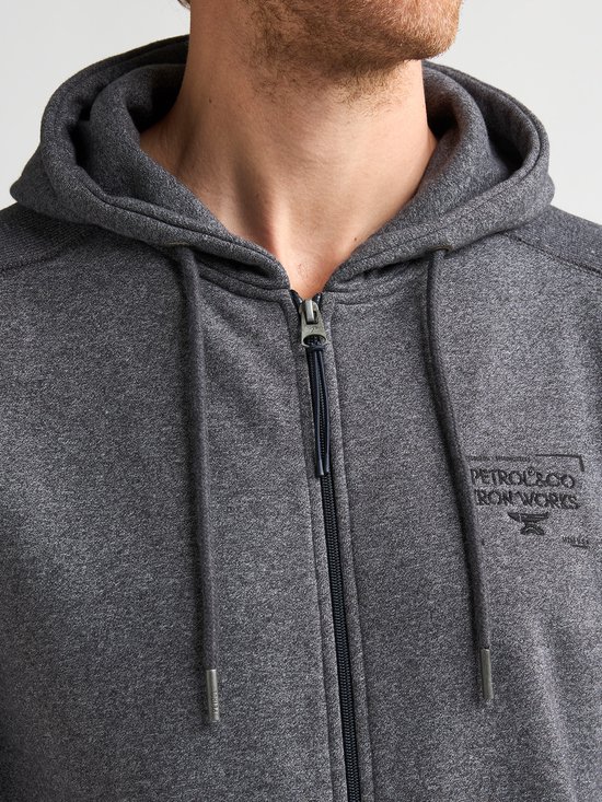 Close-up van een donkergrijs gemêleerd vest met rits en opdruk.