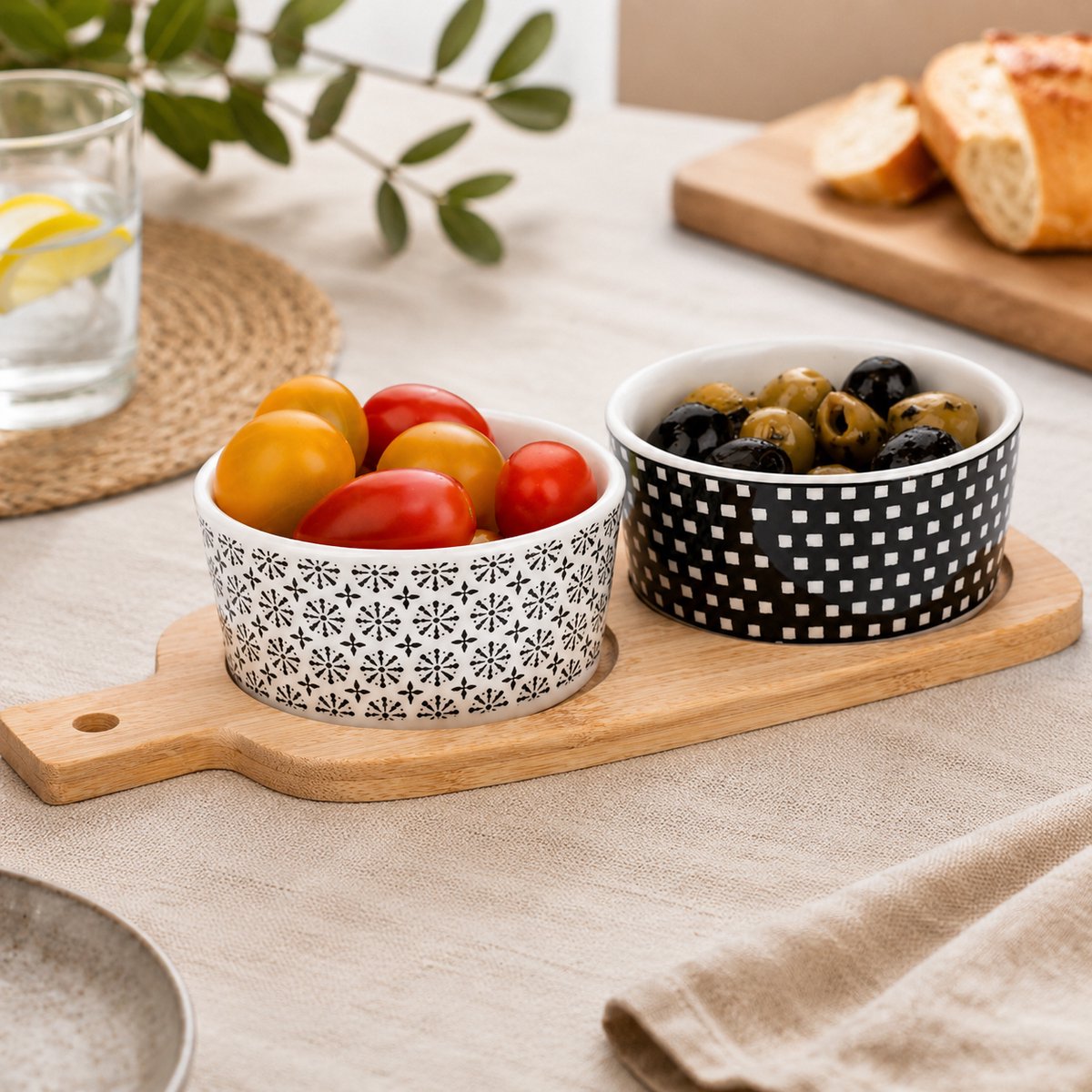 Alpina tapasset - 3-delige serveerset met bamboe plank en 2 keramieken schaaltjes - ideaal voor tapas, nootjes en borrelhapjes - 24,6x9,4x5 cm - wit met zwart-wit patroon