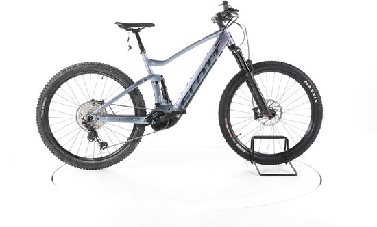 Scott Strike eRide 920 elektrische mountainbike in grijs/paars, weergave van de motor en dikke banden.