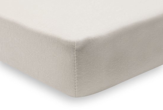 Detail van de hoek van een zandkleurig jersey hoeslaken.