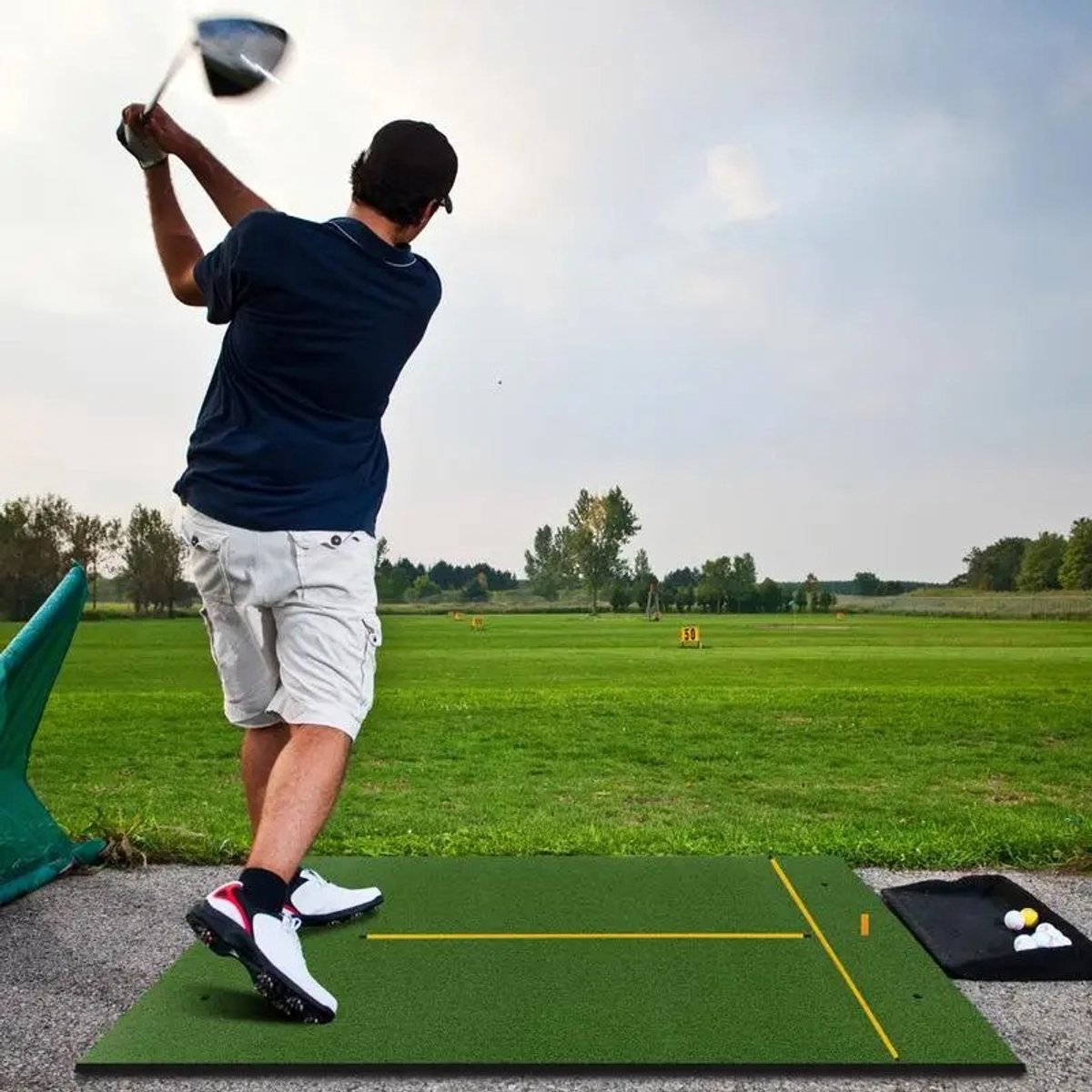 Dailygoods Kunstgrasmat voor golf oefening binnen en buiten, inclusief 2 rubberen tees en 2 alignment sticks - 25mm