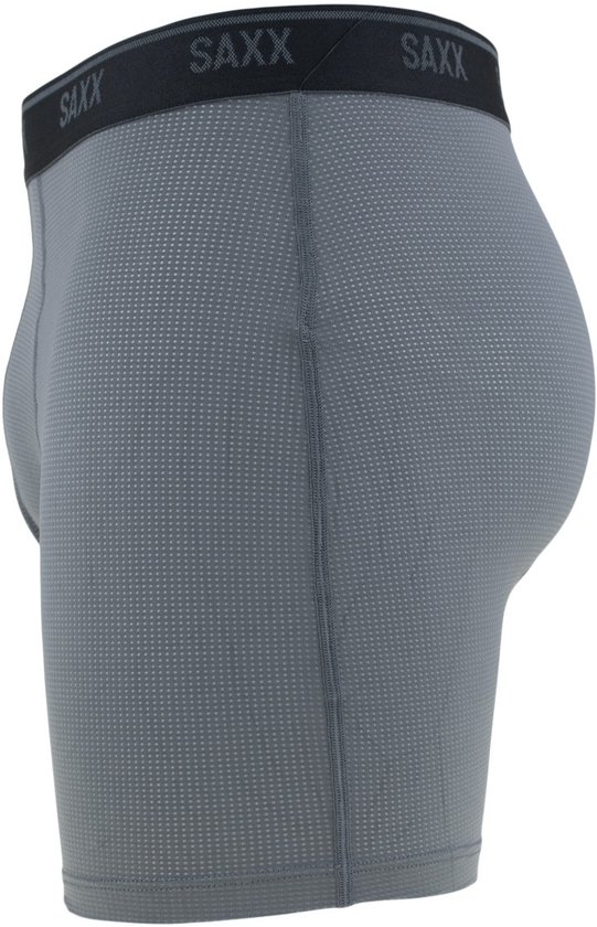 Grijze SAXX boxershort met subtiel ruitpatroon en SAXX-logo op de zwarte tailleband, gefotografeerd vanaf de zijkant.