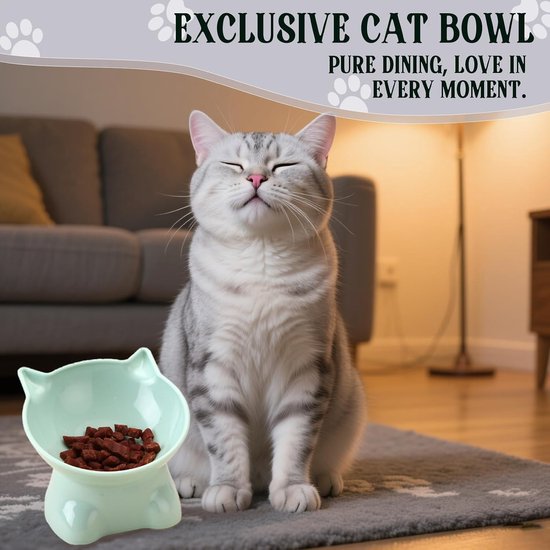 Een lichtgroene kattenbak met kattenoren, gevuld met voer, naast een tevreden grijze kat.