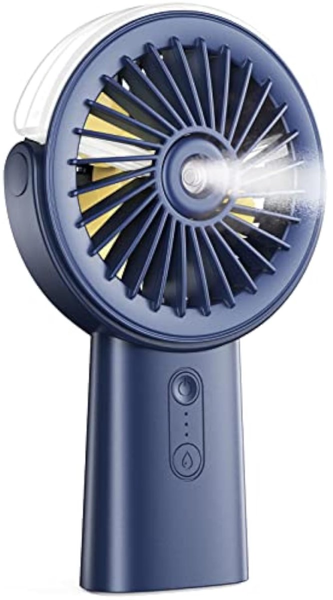 Deze draagbare, compacte en oplaadbare vernevelingsventilator werkt op een 4000mAh-batterij. Hij heeft drie ventilatorsnelheden en een batterijduur van 4 tot 15 uur, waardoor hij geschikt is voor op reis, thuis, op kantoor en buitenshuis.
