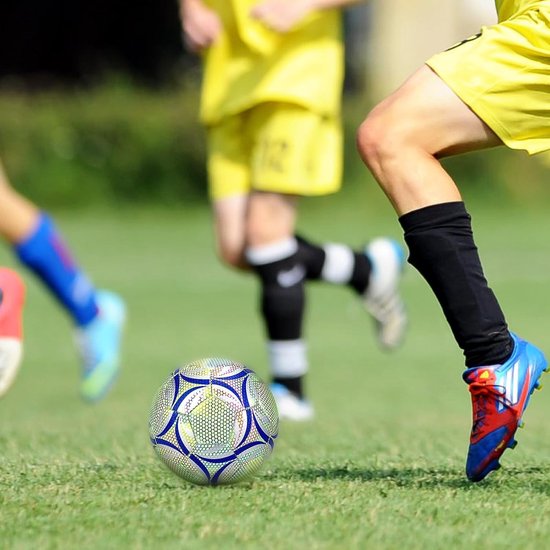 Gloeiend in het donker voetbalbal - duurzame veganistische lederen gloeiende ballen - officiële wedstrijdgrootte - goed zicht - nachtspel - training - uniek cadeau voor buiten — afbeelding 3