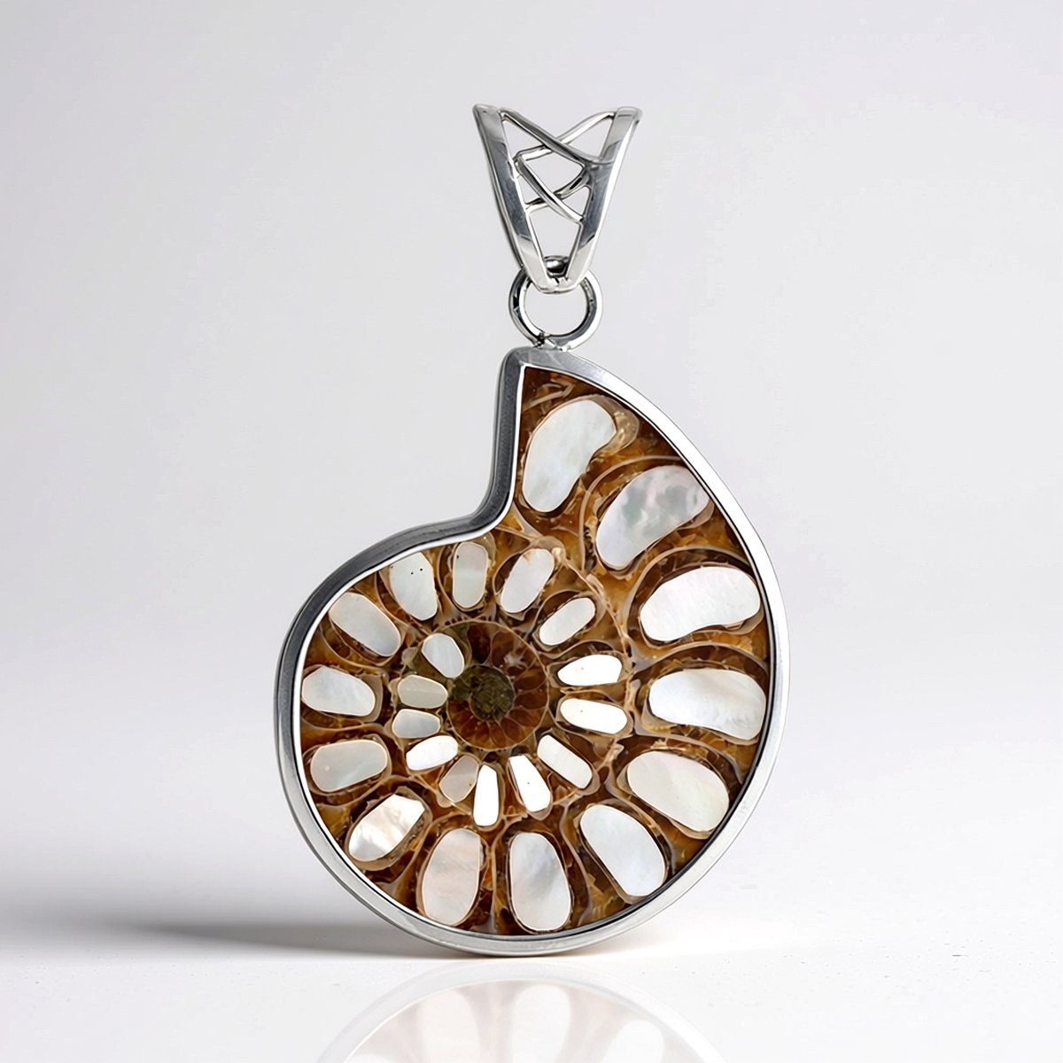 Cavill - Ammoniet Hanger 16,1 ct - 925 Sterling Zilver Rhodium - Fancy Slijpsel Madagaskar - Bezel Zetting - Parelmoer Inleg - Unisex Sieraad