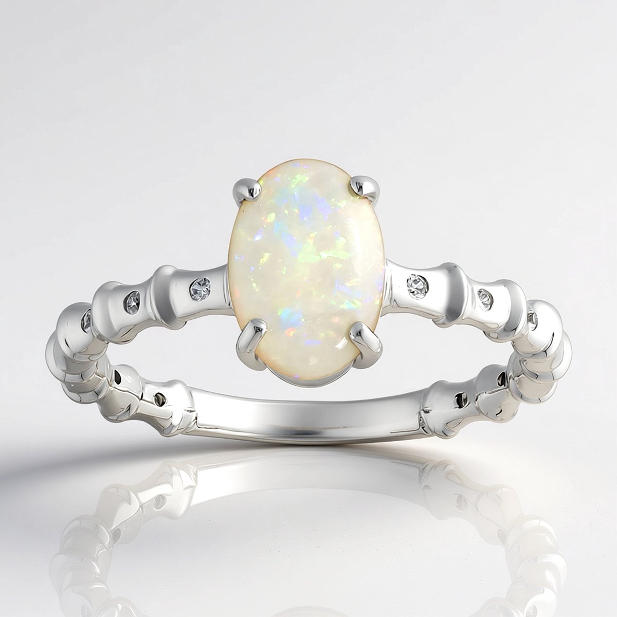 Cavill - Elegante Zilveren Ring met Ovalen Australische Opaal 0,55 ct - 925 Sterling Zilver Platina Verguld - 14 Cambodjaanse Zirkonen
