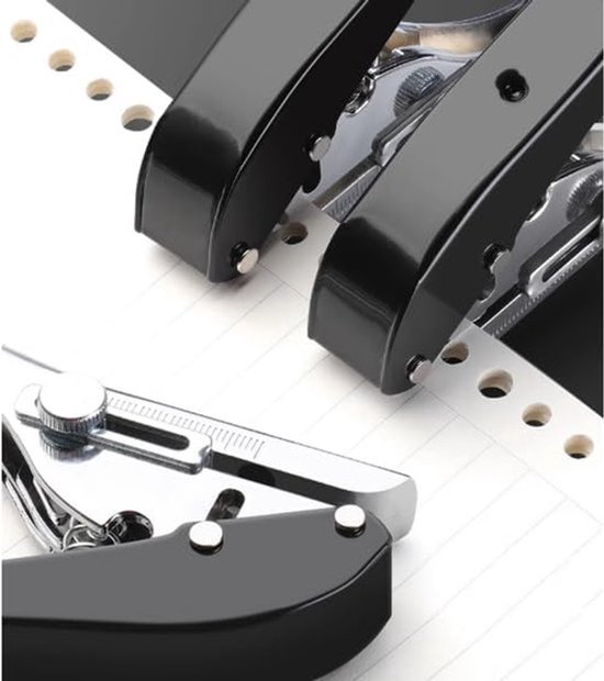 Zwarte perforator met metalen details, die gaten in papier slaat.
