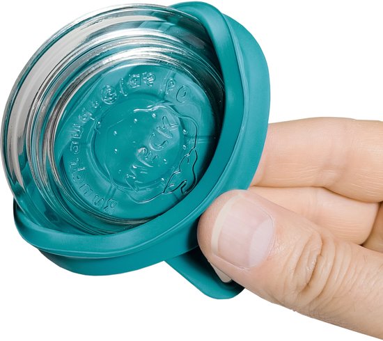 Hand houdt een turquoise deksel vast, met glazen bodem erop.