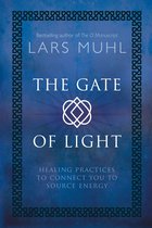 Boekomslag 'The Gate of Light' door Lars Muhl met een blauwe, textuurachtige achtergrond en een sierlijk, geometrisch kader. De titel en subtitel 'HEALING PRACTICES TO CONNECT YOU TO SOURCE ENERGY' zijn in witte letters weergegeven.