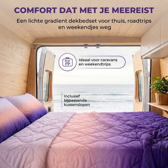 Een bed in een camper met een paars, roze en oranje gradiënt dekbed en kussenslopen, met uitzicht op zee.
