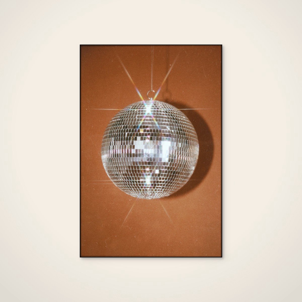 Akoestisch schilderij - 80 x 120 cm - Sparkling Disco Ball van Samantha Hearn - Abstracte wanddecoratie - zwart textielframe