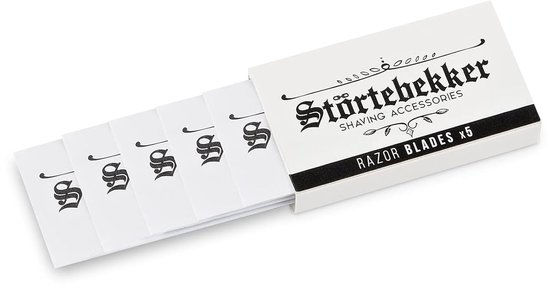 Een geopende doos met het Störtebekker logo en "RAZOR BLADES x5", met vijf witte individuele mesjes erin.