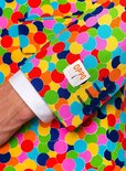 Close-up van een kostuum met confettiprint, met een OppoSuits label op de mouw.