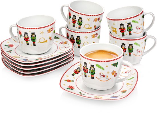 Service à café en porcelaine blanche avec motif casse-noisette, sapin de Noël et cheval à bascule. Bords avec lignes rouges et guirlandes lumineuses de Noël.