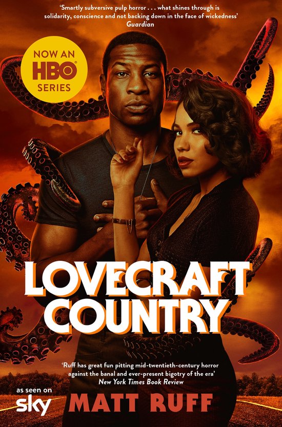 Boekcover met mannen- en vrouwenportret, tentakels op oranje achtergrond. "Lovecraft Country" is prominent aanwezig.