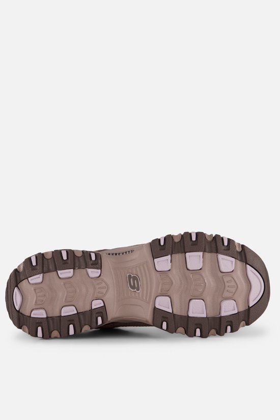 Onderkant van een bruine Skechers D'LITES sneaker met een rubberen zool en een S-logo, met paarse details.