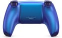 De achterkant van een blauw-paarse DualSense controller met glinsterende afwerking.