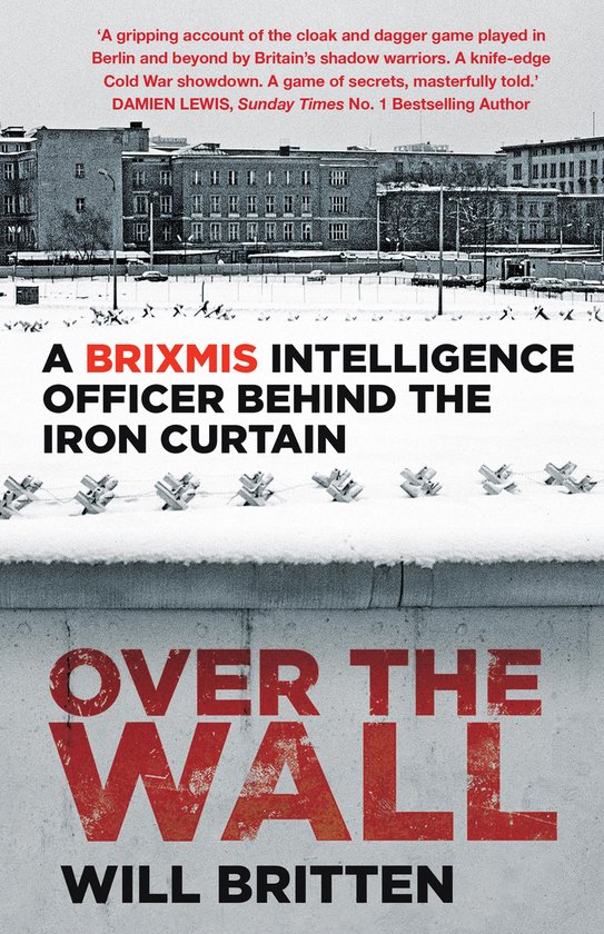 Boekomslag met de titel 'Over the Wall' van Will Britten, over een inlichtingenofficier achter het IJzeren Gordijn. Bevat citaten en een foto van Berlijn.