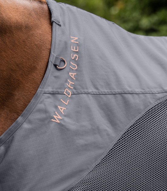 Grijze deken met 'Waldhausen' opdruk in koperkleur.