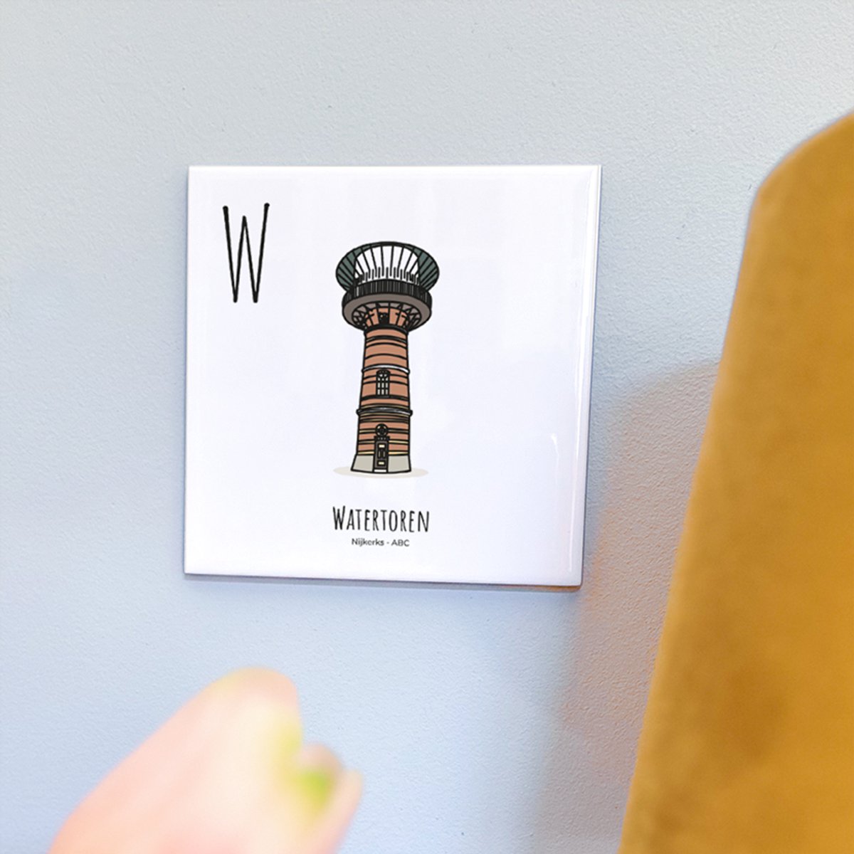 Watertoren - ABC tegeltje Nijkerk - Keramiek met Handgetekende Illustratie - Wanddecoratie - Woondecoratie - Relatiegeschenk - Souvenir - 10,8 x 10,8 cm