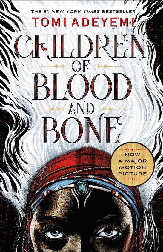 Boekomslag van 'Children of Blood and Bone', met de titel in sierlijke letters, een afbeelding van een vrouw met een rode hoofdband en de tekst 'Nu een grote bioscoopfilm'.