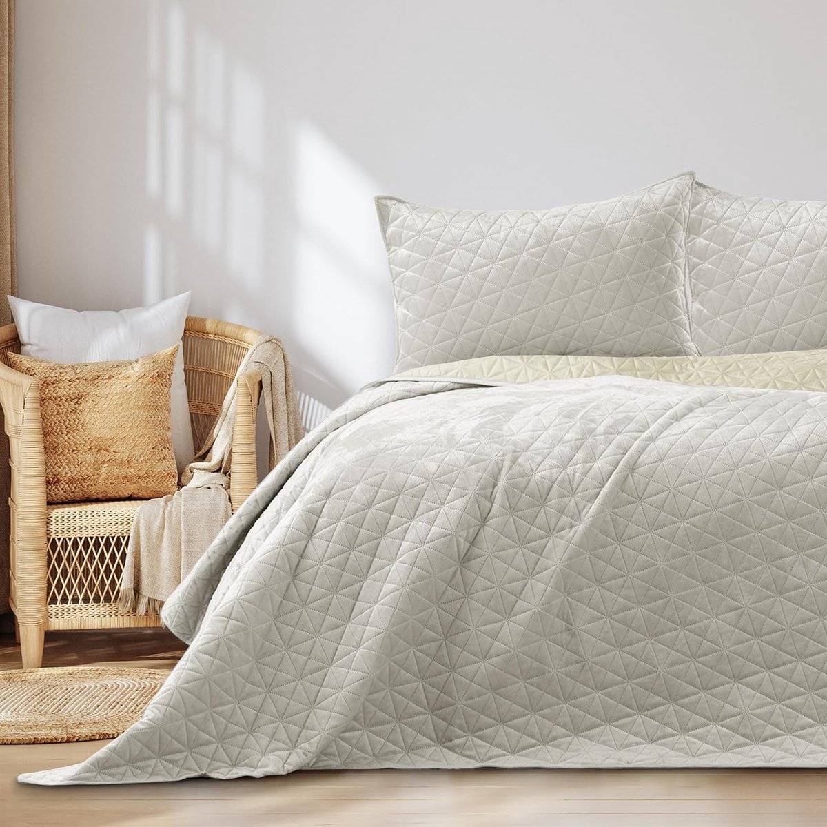 Sprei van 240 x 260 cm, lichtbeige, dubbelzijdig, doorgestikt, Samt, velours, Laila