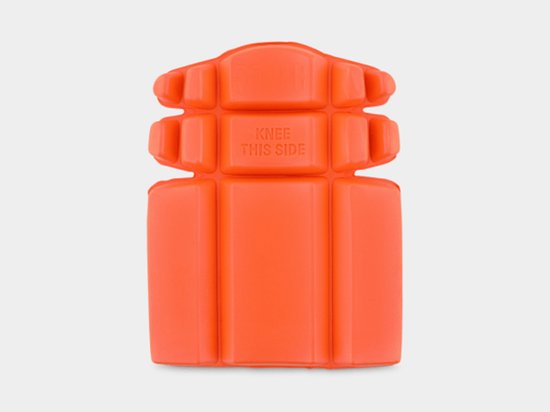 Oranje Herock kniebeschermer met "KNEE THIS SIDE" opdruk.