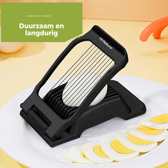 Zwarte eiersnijder met een ei en gesneden eieren op een bord.