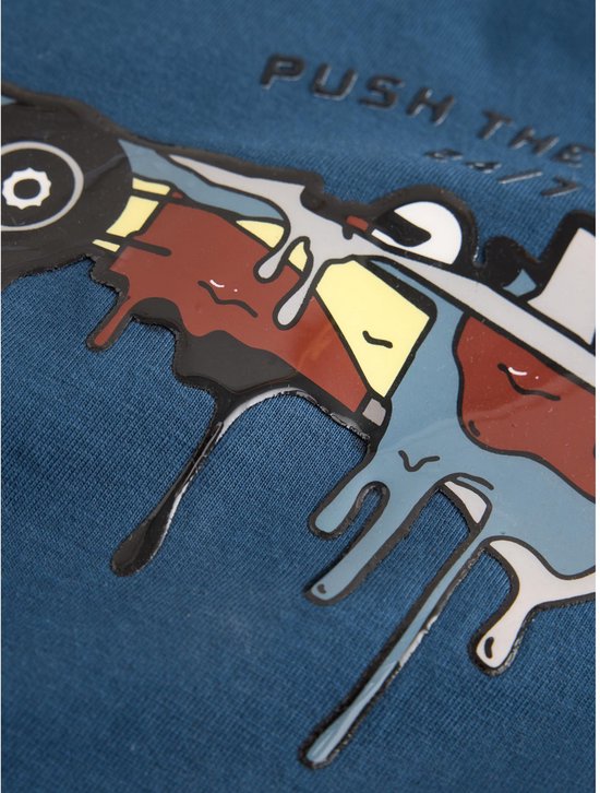 Detailopname van een kleurrijke raceauto-print met druipeffect op een blauwe ondergrond.