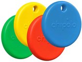 Vier ronde Chipolo trackers in groen, geel, rood en blauw, met een gaatje aan de bovenkant.