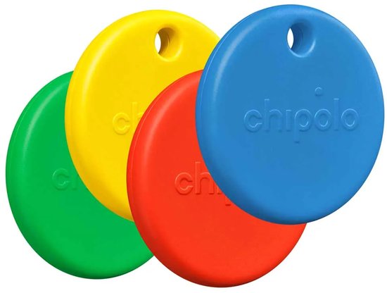 Vier ronde Chipolo trackers in groen, geel, rood en blauw, met een gaatje aan de bovenkant.