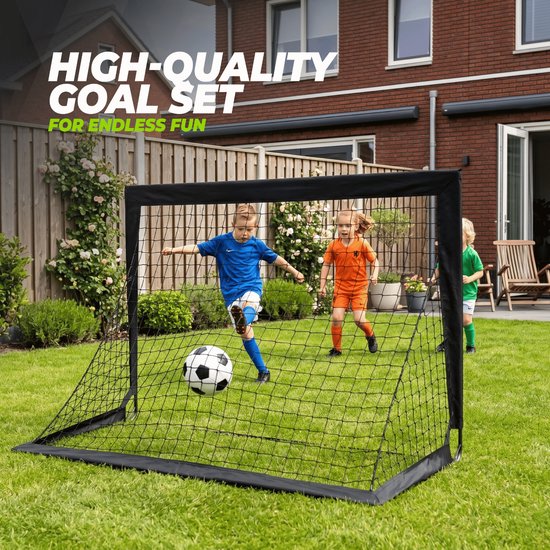 Drie kinderen spelen voetbal in een tuin met een VirtuFit doel. Een jongen trapt de bal.