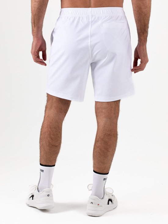 Achterkant van een witte sportshort voor heren, met een verstelbare tailleband en logo op de achterkant.