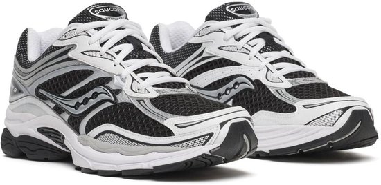 Perspectivisch zijaanzicht van zwarte Saucony sneakers met witte zolen en zilveren details.