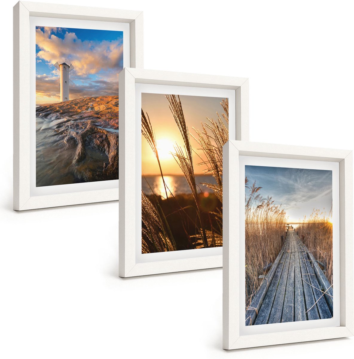 Wallfluent 3-Delige Schilderij Set - Uitzicht Op De Vuurtoren Over De Zee, Het Gras En Een Houten Pier. - 20 x 30 - Wanddecoratie - Muurdecoratie - Moderne Interieurdecoratie