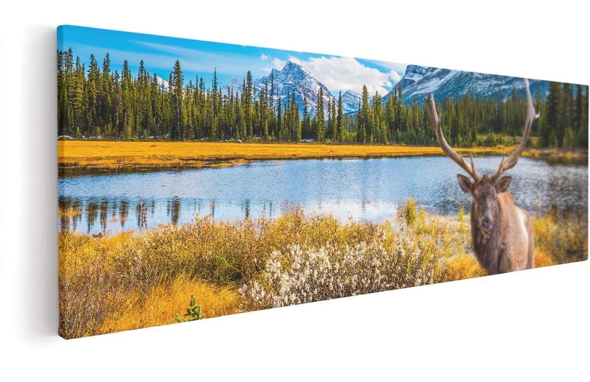 Artaza Canvas Schilderij Hert In De Bergen Bij Een Meer - 150x50 cm - Groot - Wanddecoratie Woonkamer - Schilderijen - Muurdecoratie