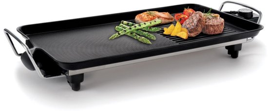 Elektrische grillplaat met verchroomde handvatten, zwart, met gegrilde zalm, biefstuk, courgette en aardappelpartjes.