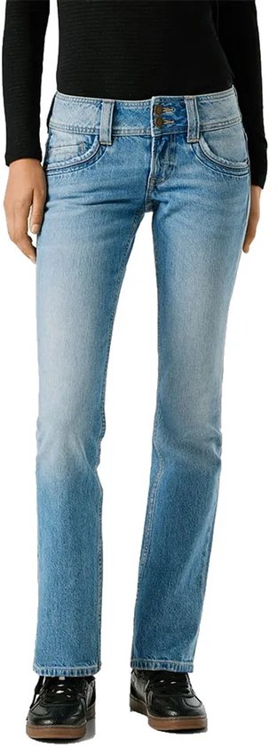 Lichtblauwe Pepe Jeans spijkerbroek met een slim fit, middelhoge taille en rechte pijpen. Gedragen op een model met zwarte top.