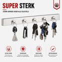 Super sterke magnetische haken houden een set sleutels aan een metalen strip, zilverkleurig, 20 mm.
