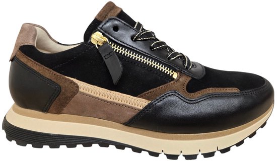 Zijdezicht van een zwarte Gabor sneaker met bruine suède en leren details.