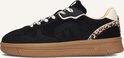 Detail van een zwarte sneaker met bruine zool, crème veters en panterprint.