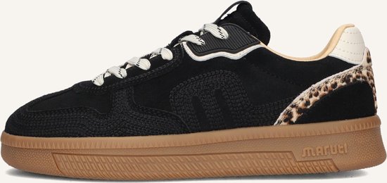 Detail van een zwarte sneaker met bruine zool, crème veters en panterprint.