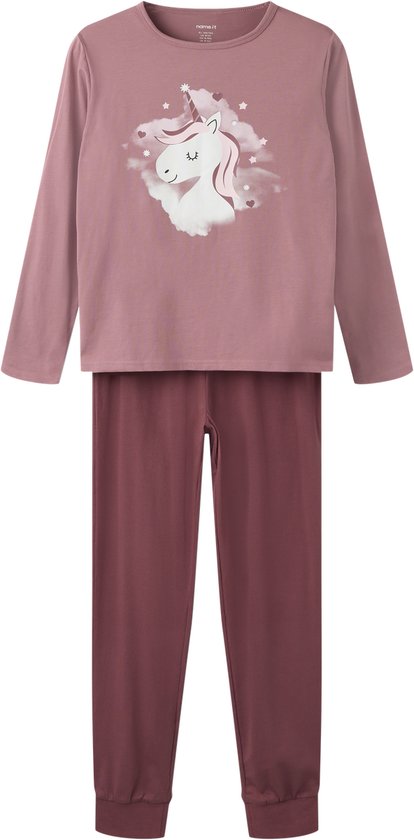 Roze pyjamaset met lange mouwen en broek. Het shirt heeft een roze eenhoornprint met wolkjes, hartjes en sterren.