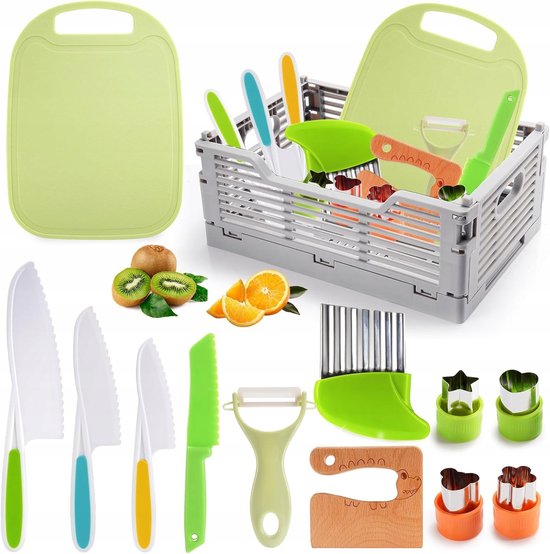 Ensemble de cuisine pour enfants avec planche à découper, panier, couteaux, trancheuse, emporte-pièces et fruits.