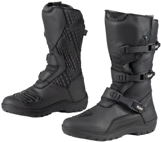 Een paar zwarte DXR motorlaarzen, een met gespen en "ADVENTURE"-opschrift.