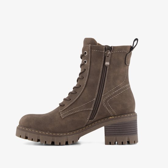 Bruine veterboot met rits, dikke zool en hak.