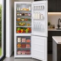 Wit Heinner koel-vriescombinatie open met etenswaren zoals groenten, fruit, vlees en zuivel.