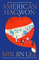 Boek "American Hagwon" met een grote rode appel als achtergrond, waarin een stadssilhouet en iconische gebouwen zijn afgebeeld. Vier kinderen lopen op een rode ondergrond.